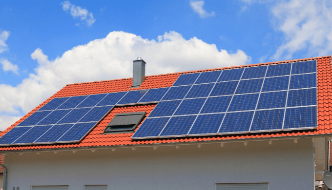 太陽光発電のメリットで、屋根を守る太陽光パネルの写真